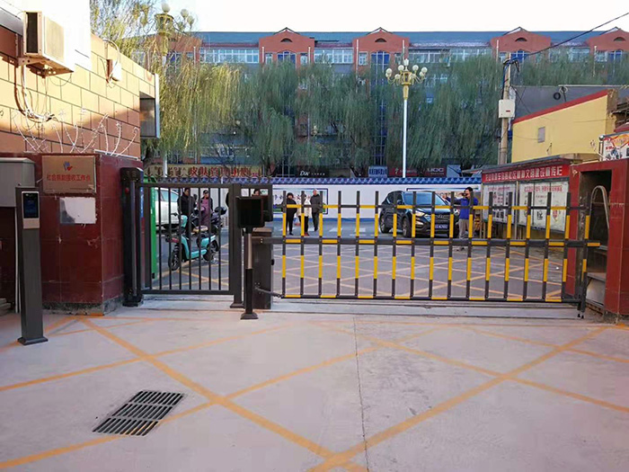 北京懷柔區府前東街小區西區藍牙一體機與107三欄柵欄道閘使用